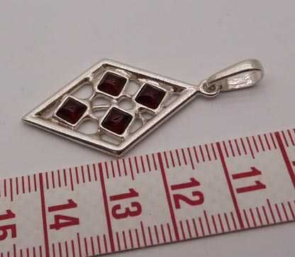 Srebrna zawieszka romb z bursztynami