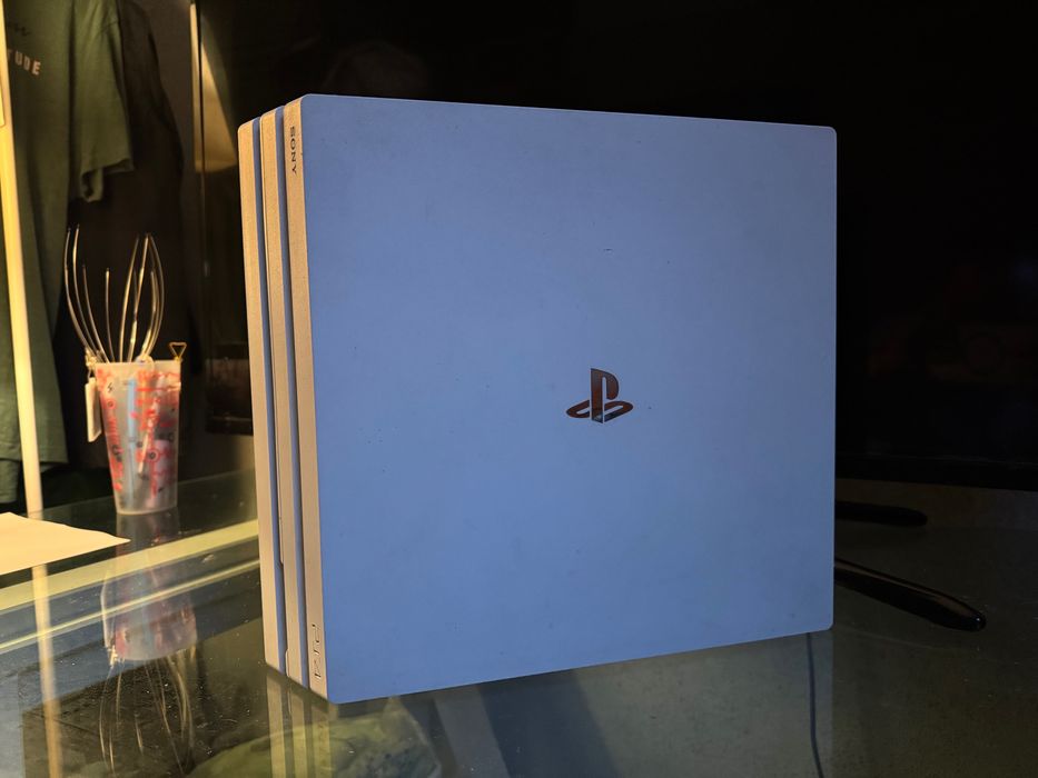 Ps4 Pro 1TB com 2 comandos