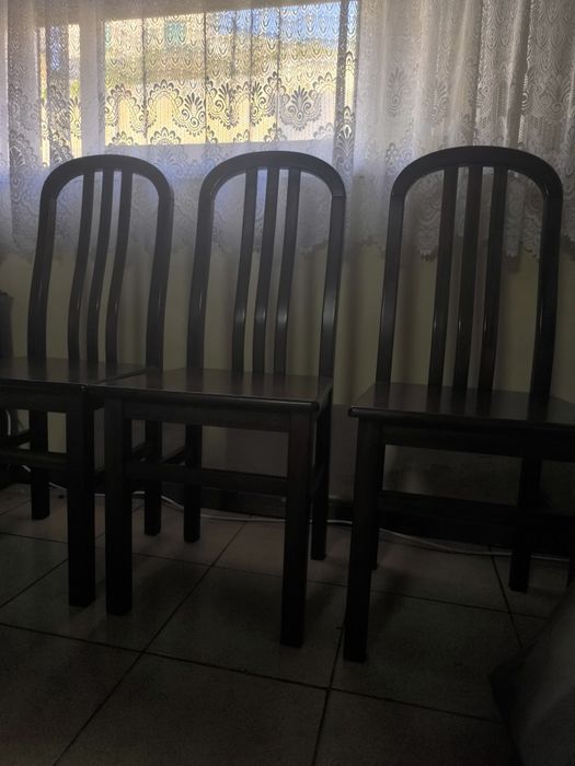 Cadeiras de sala em madeira usadas