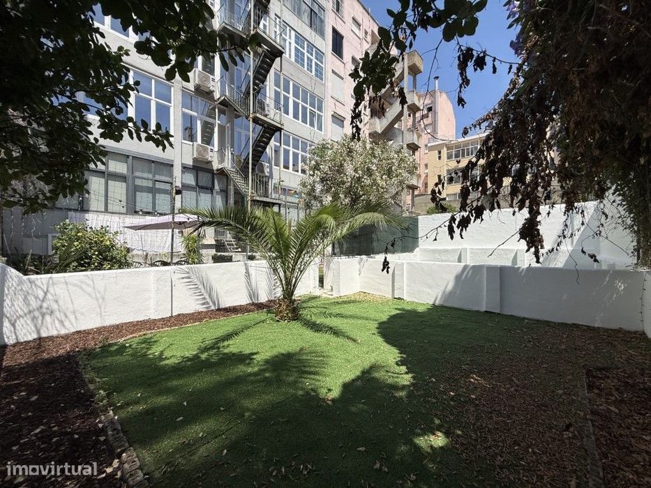 Apartamento T3 Remodelado com 2 Suites, Closet e logradouro na Av. ...