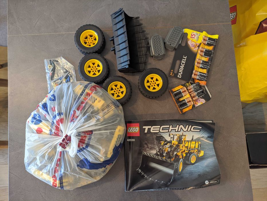 Конструктор LEGO TECHNIC Автонавантажувач Volvo L350F (42030)