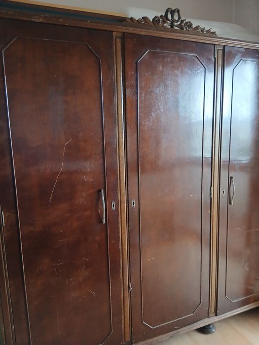 Guarda fatos vintage. Madeira maciça. Três portas. Espelho interior