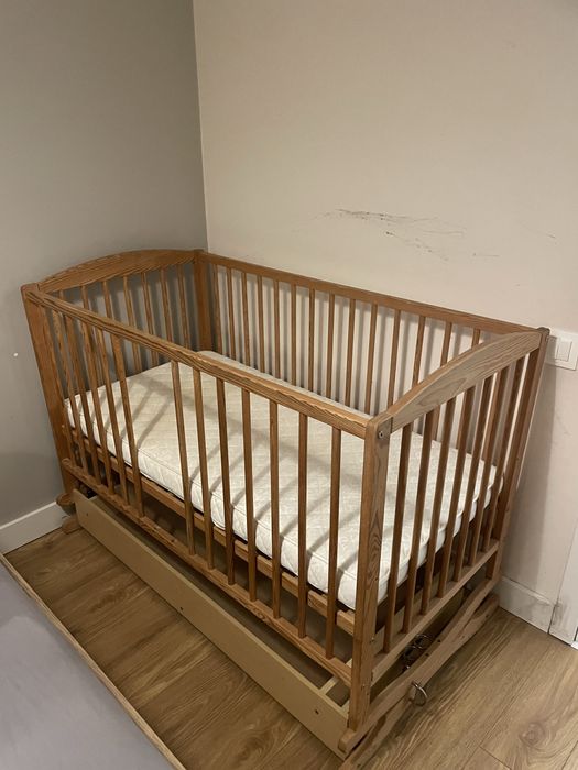 Drewniane łóżeczko dziecięce 120x60 z funkcją bujania / kołyska