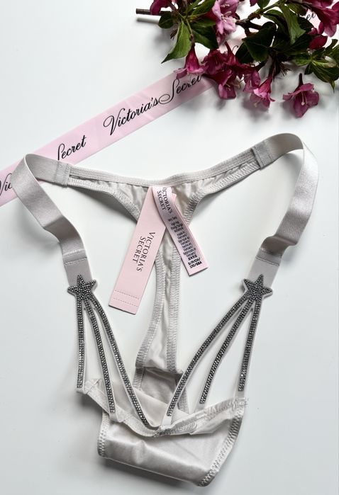 Białe stringi z kryształkami w gwiazdy z gwiazdami Victoria’s Secret