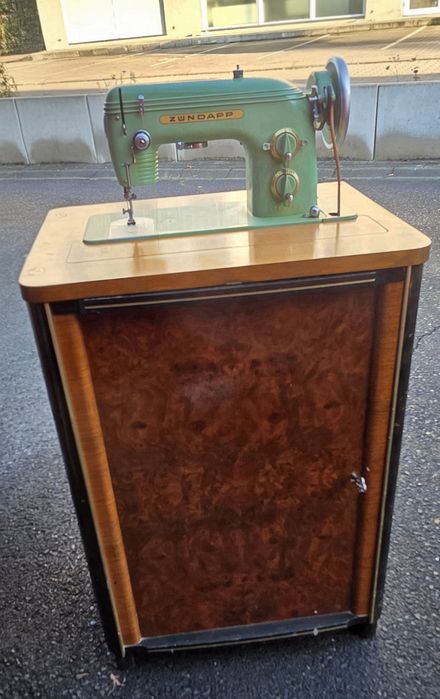 Maszyna do szycia  ZUNDAPP ,chowana w drewnianej szafce