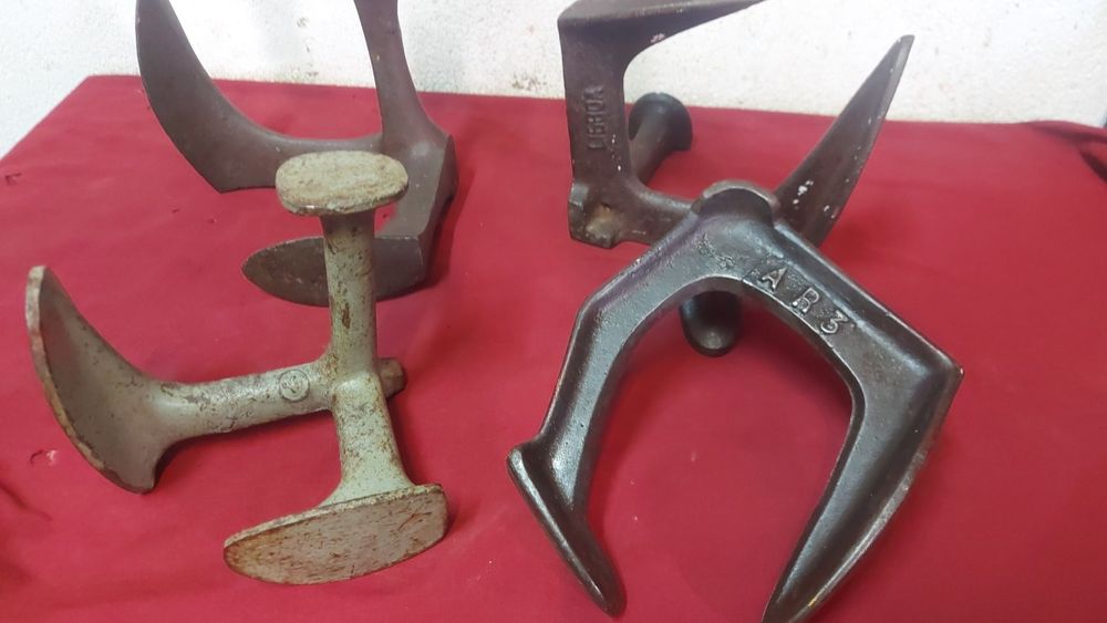 Várias sapateiras antigas