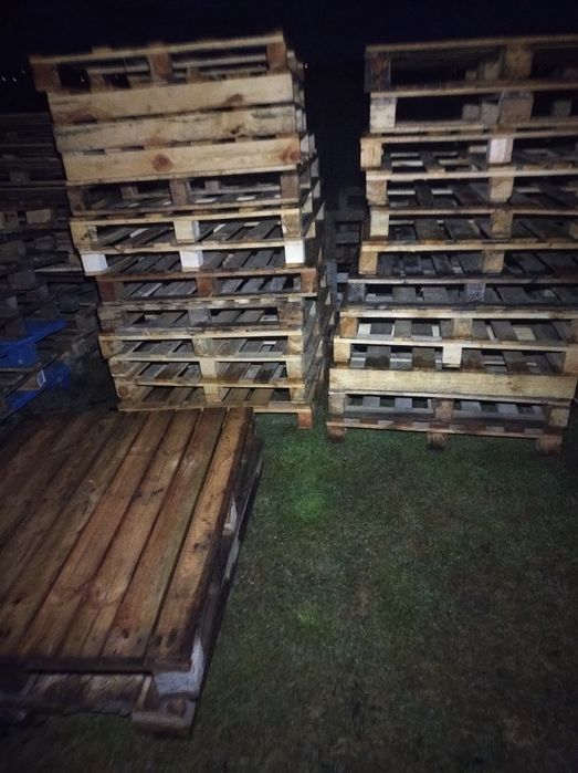 Palety  zwykle i duże  normalne palety paletki