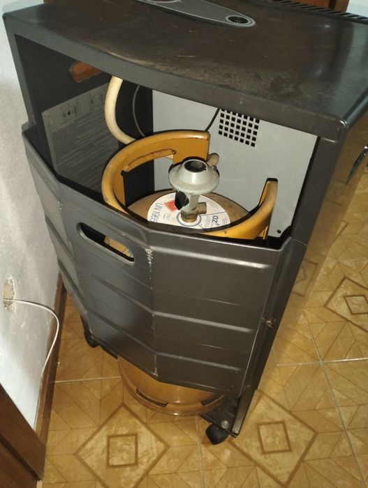Aquecedor a gás com 2 botijas vazias
