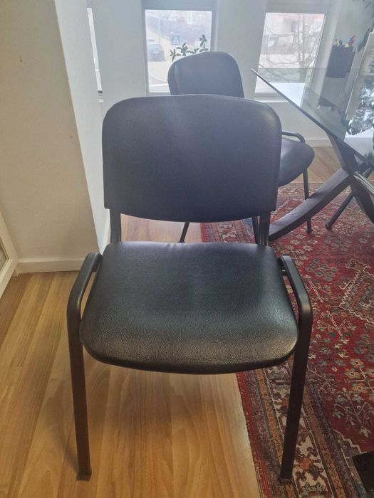 Cadeiras de escritório pretas semi-novas