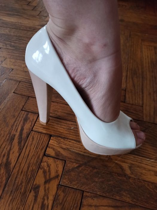 Лакові босоніжки білі ,лабутени , туфлі/37