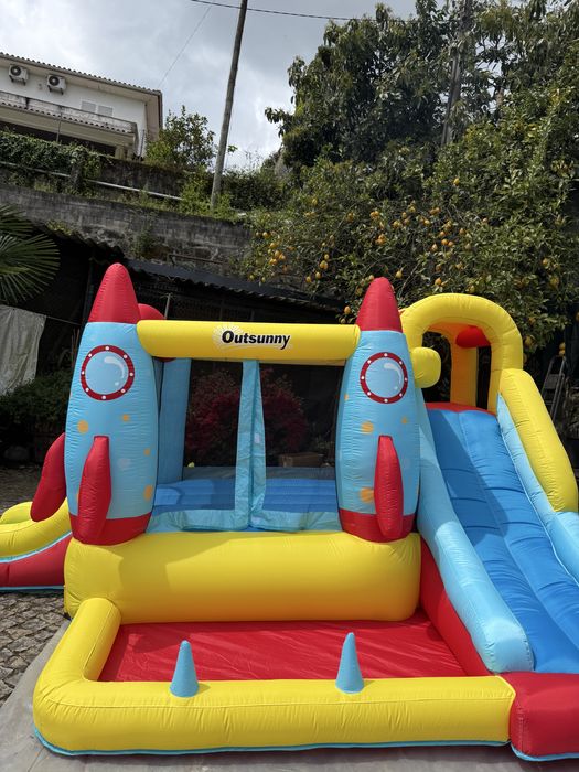 Insuflável com desenho foguete