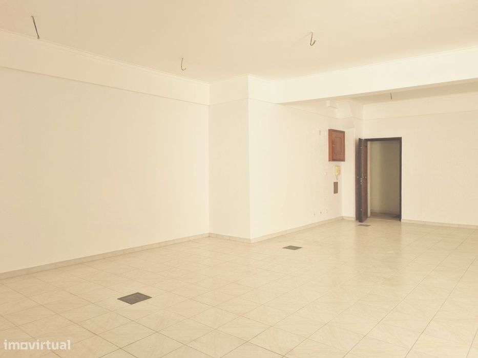 Escritório com Potencial para Loft T1/T2 junto à Estação