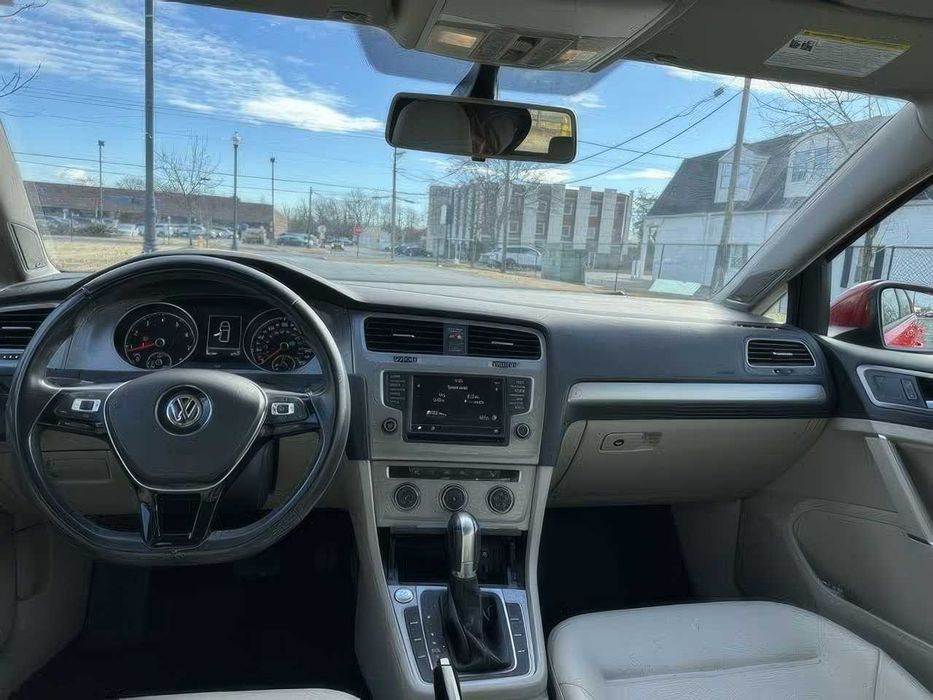 Volkswagen Golf      2017