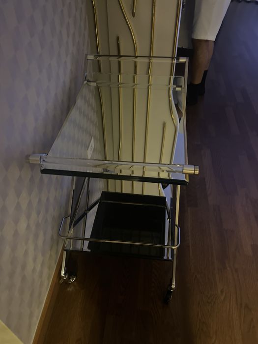 Carrinho de bebidas espelhado com prateado