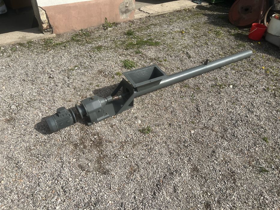 Podajnik ślimakowy materiałów sypkich trocin itp z silnikiem i przekładnią