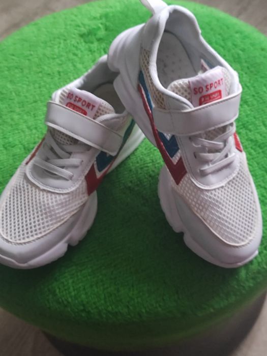 Лёгкие удобные кроссовки