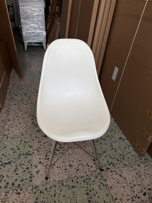 Cadeiras brancas com pés cromados