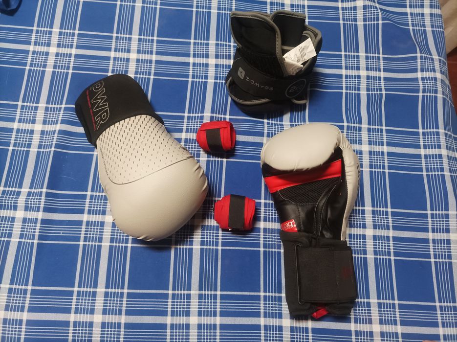 Luvas boxe e peso de pernas