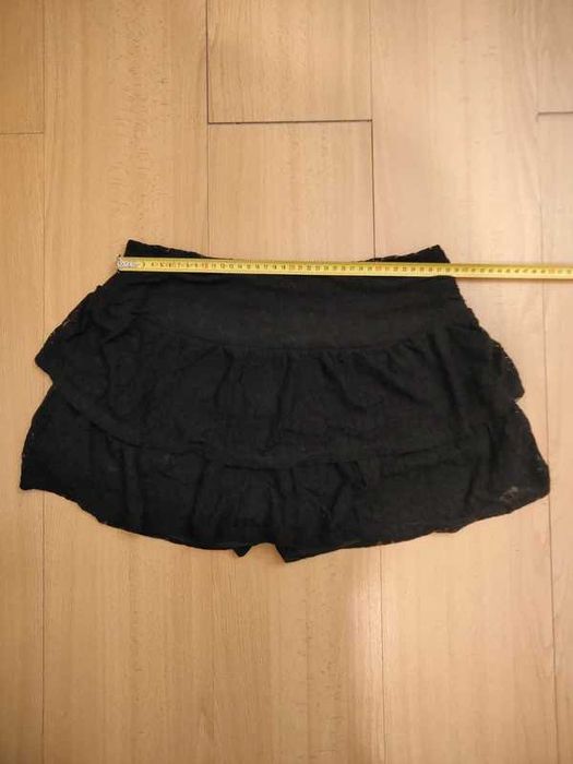 Skort (calção-saia), o que oferece o visual feminino de uma minissaia com uns calções por baixo