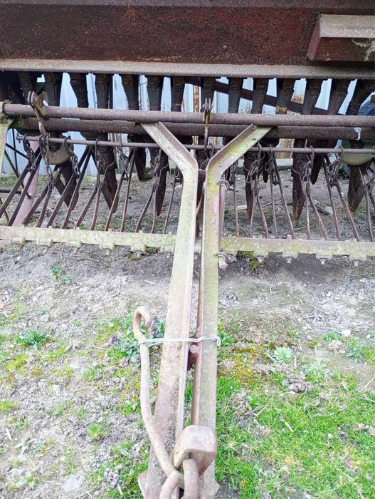 Zabytkowy siewnik konny