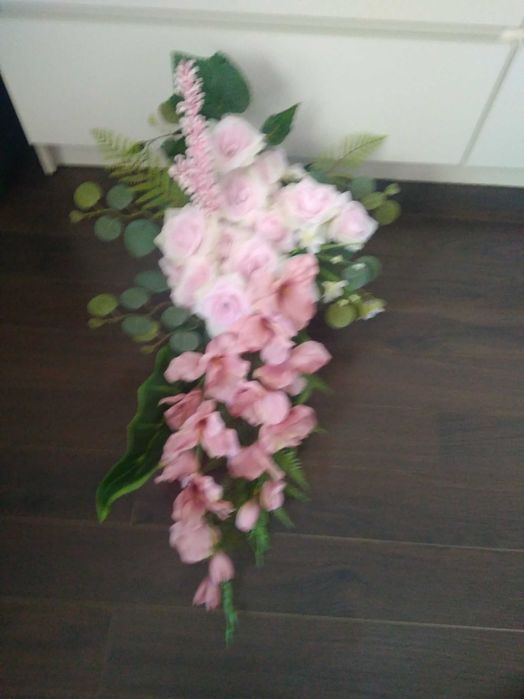 Kompozycja na cmentarz obciążona