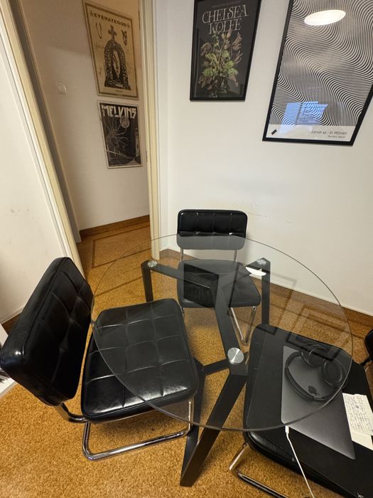 Conjunto mesa vidro Beliani + 4 cadeiras pretas