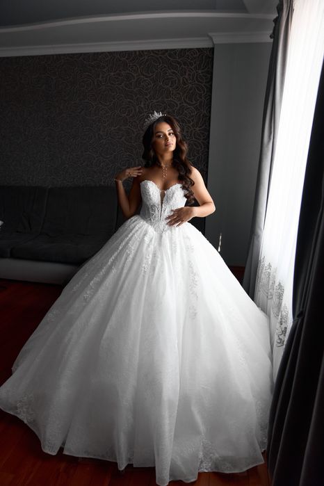 Весільна сукня кольору айворі