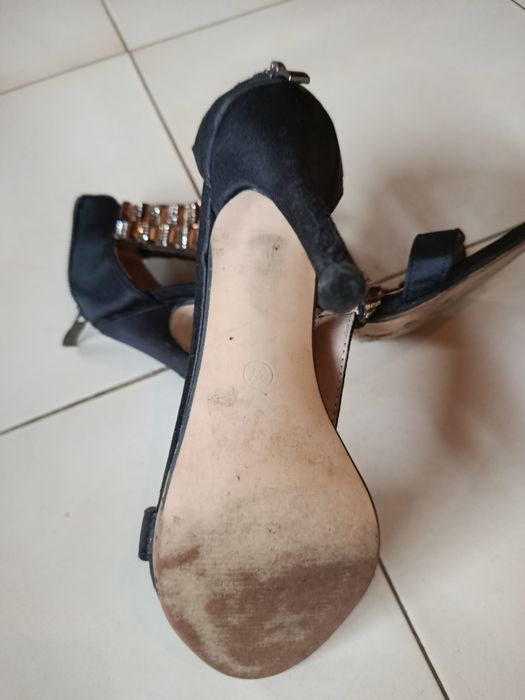 Sandália de cerimónia cetim e brilhantes