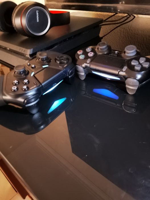 Vendo Consola PS4 slim 1T + 3 jogos de graça + 1 comando  original