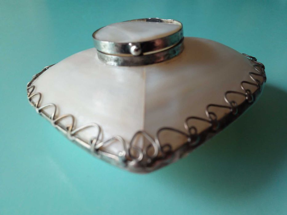 Caixa em madrepérola, em forma de coração, com argola para pendurar