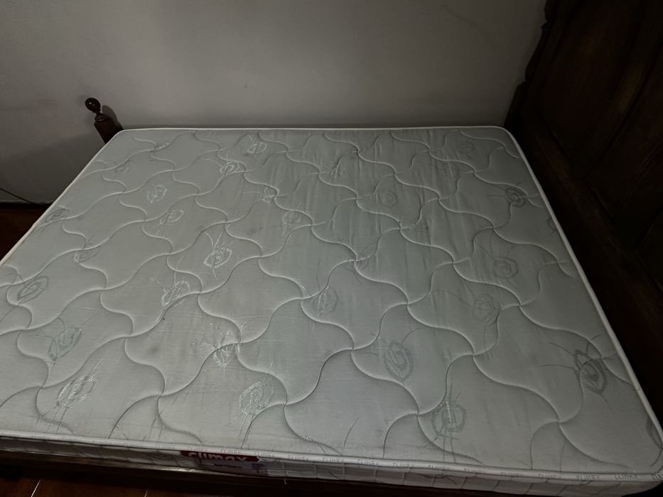 Cama casal e colchao e mesas de cabeceira