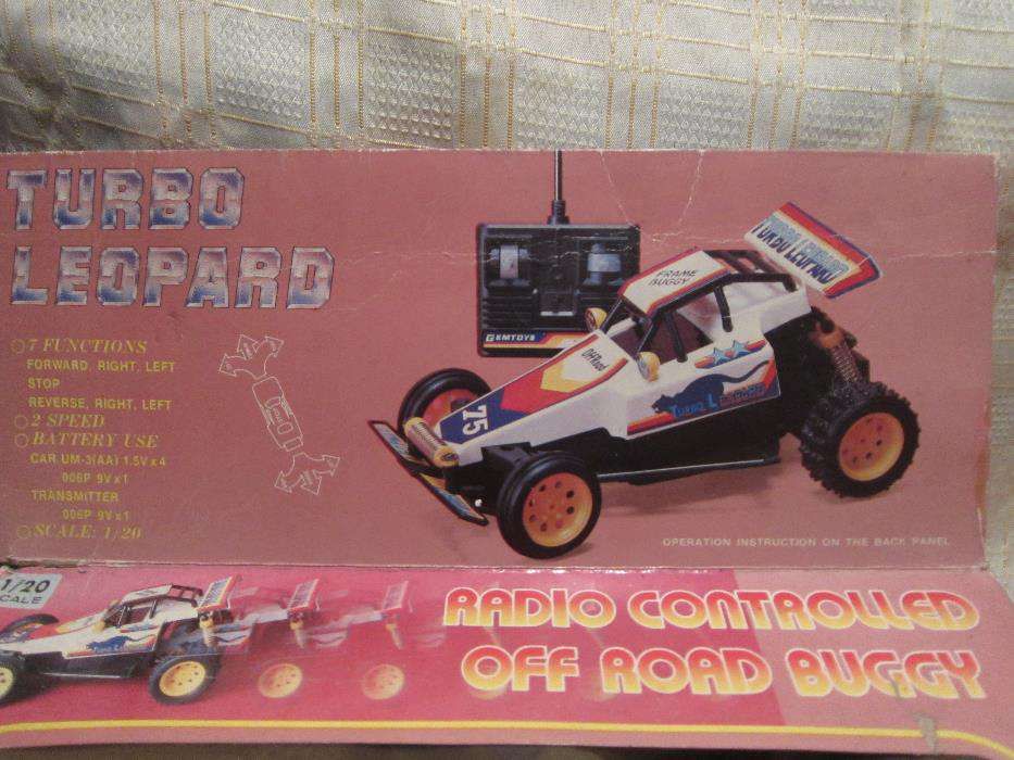 Carro de brincar controlado por um comando