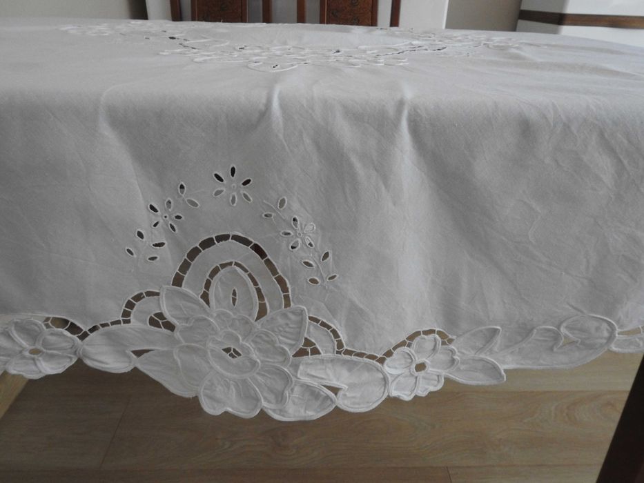 Obrus z Haftem-średnica-170 cm.