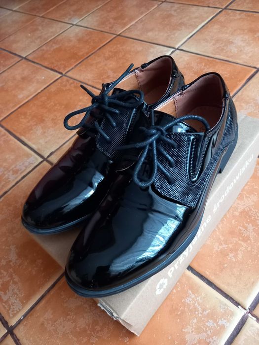 Eleganckie buty chłopięce