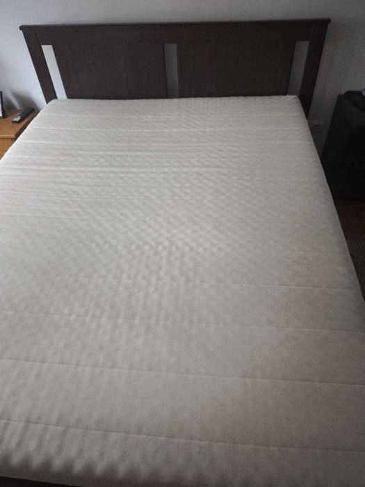 Cama de casal como nova, com dois colchões e duas gavetas