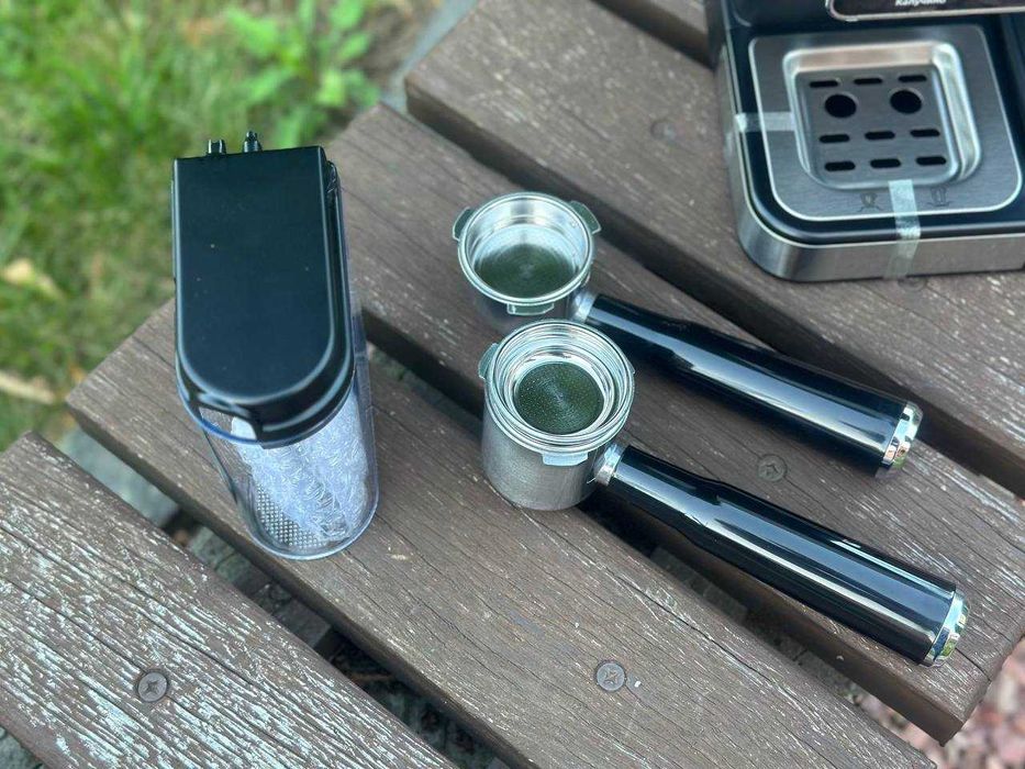 ℹ️ Кофемашина с дисплеем, универсальная для приготовления 8 напитков.