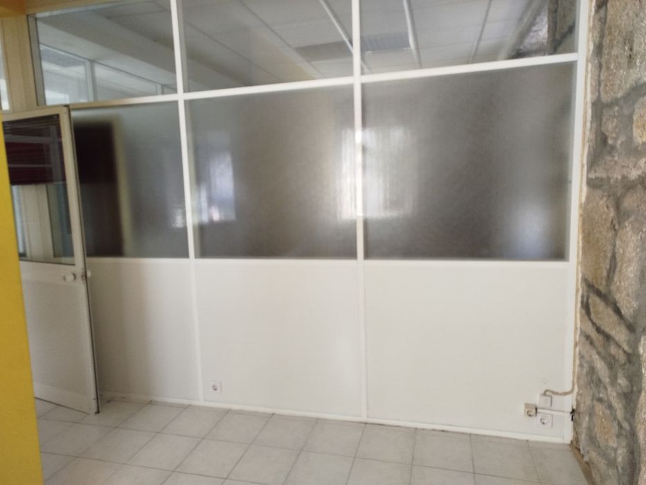 Divisórias e portas em alumínio e vidro duplo