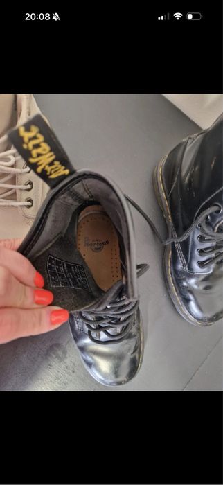 2 botas. 1 dr martens preta e 1 timberlands creme