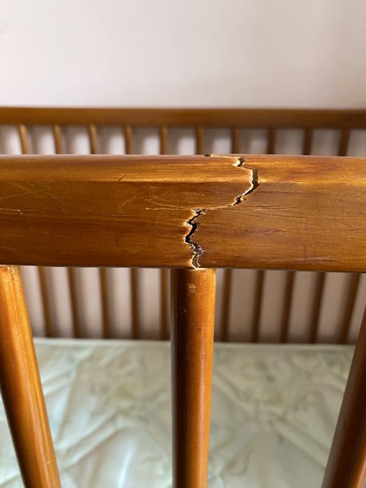 2 Bercos um de madeira macica e outro de madeira