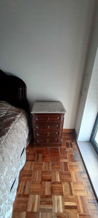 cama e mesinhas cabeceira