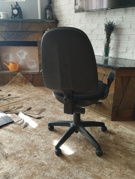 Крісло офісне в гарному стані.