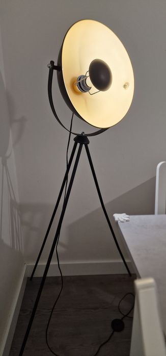 Luminaria de Pé com lâmpada Wifi