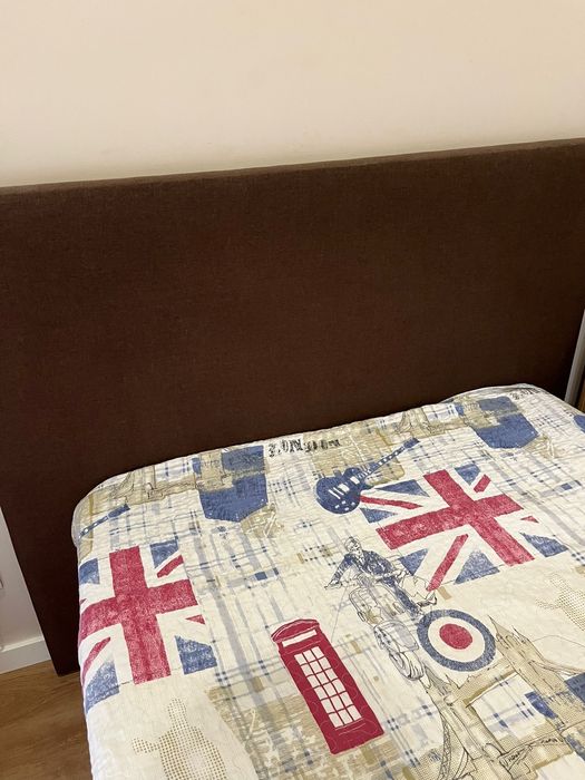 Cama, colchão e mesa de cabeceira