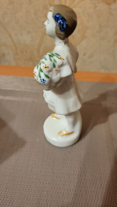 Статуетка "Школьница"