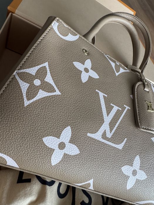 Beżowa torebka z monogramem LV