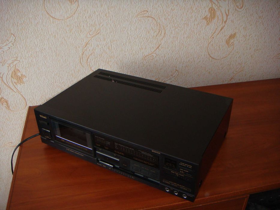Продаю касетна дека TEAC  V750