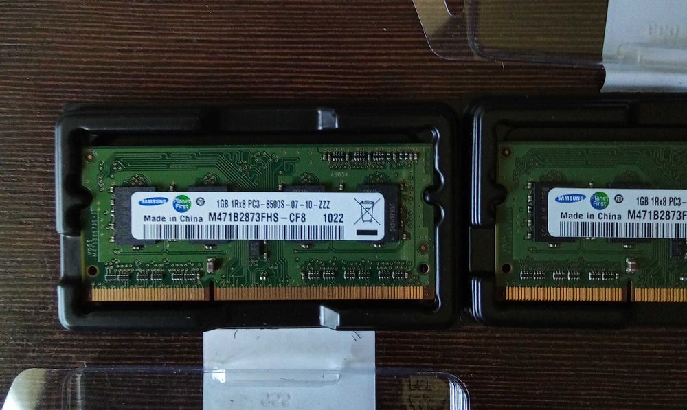 Ціна за все. Оперативна память Samsung, DDR3, SODIMM, 2шт по 1 Гб.