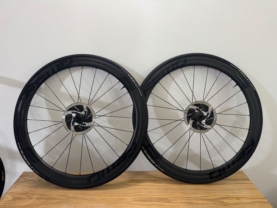 Rodas Carbono FFWD F4 Disc + Pneus Pirelli P Zero + Discos Dura-Ace