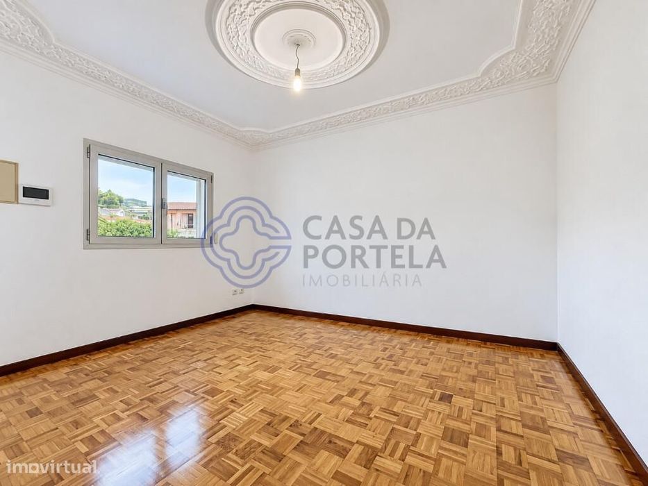 Moradia T2 completamente renovada, com terraço e jardim, a menos de 5