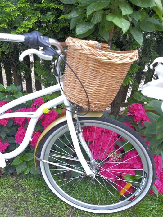 Rower miejski biały z koszem wiklinowym